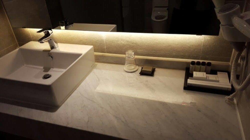 J Square Hotel And Wedding Jinju Exterior photo